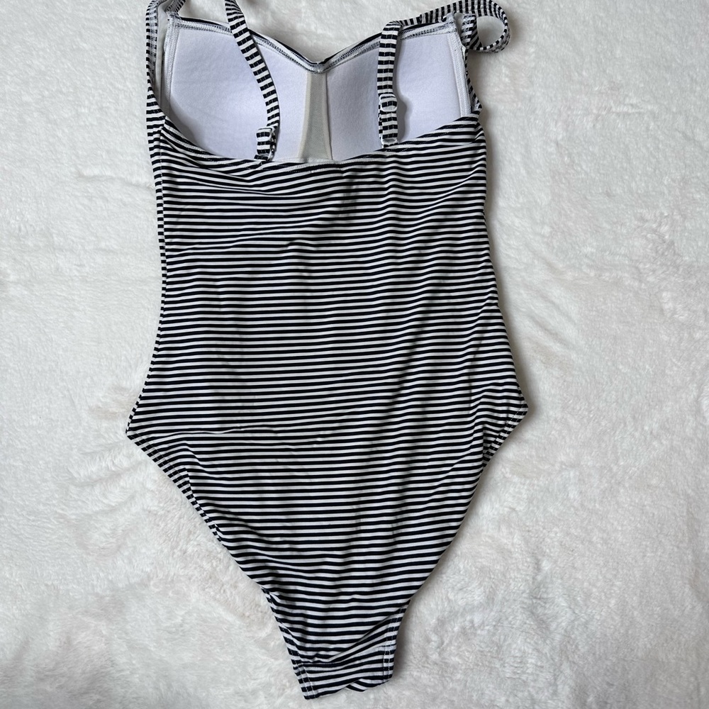 Bond-Eye Swimsuit - Picture 6 of 11
